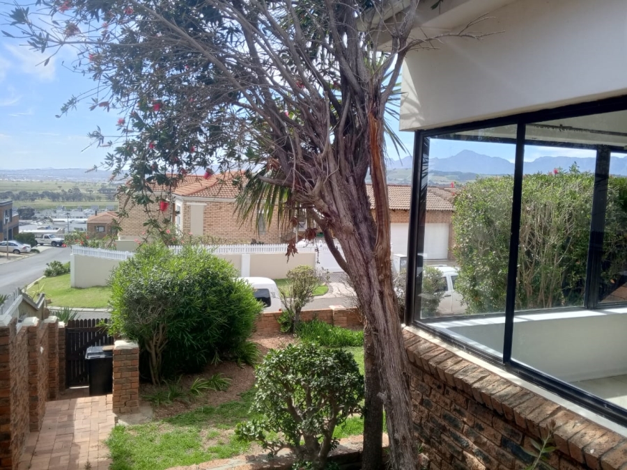 To Let 3 Bedroom Property for Rent in Mountainside Western Cape
